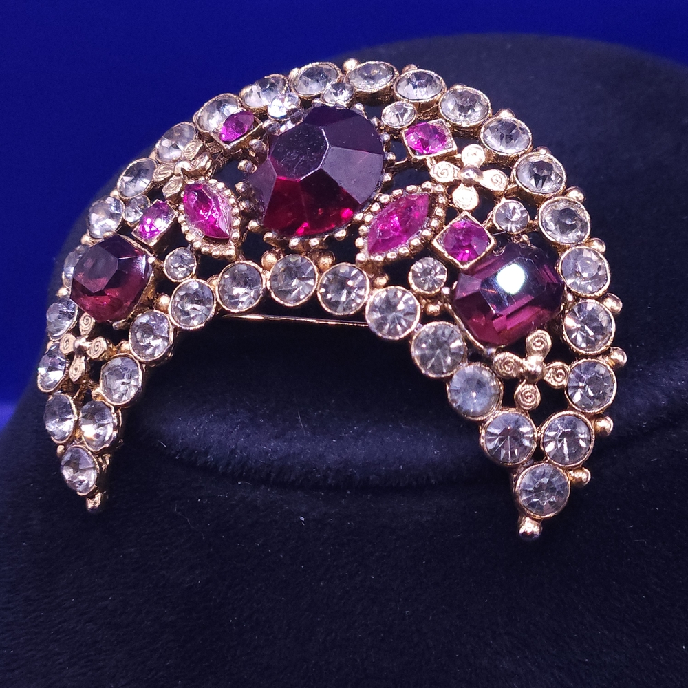 “Vintage Capri Rhinestone Demi Parure – Crescent Brooch & Clip Earrings - Picture 8 of 16